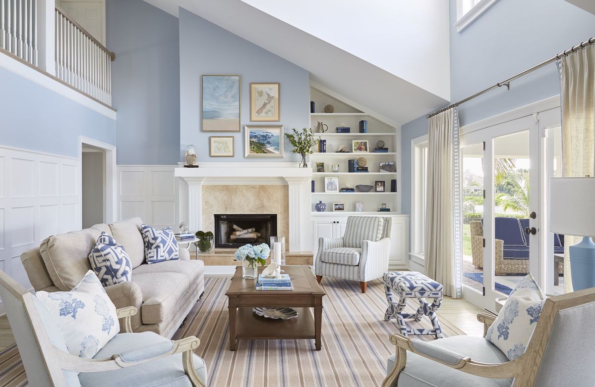 Le salon Cancer devrait avoir une ambiance de maison de plage. Peignez les murs dans une teinte bleu clair ou moyen.
