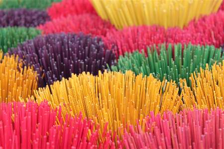 Bâtons d'encens colorés